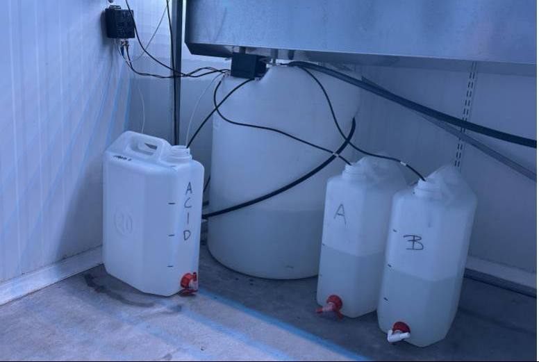 Taniche di soluzioni concentrate A, B e acido collegate al sistema di dosaggio NEX-F